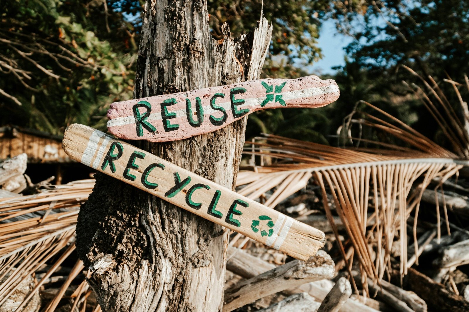 panneau en bois marqués "reuse" et "recycle"